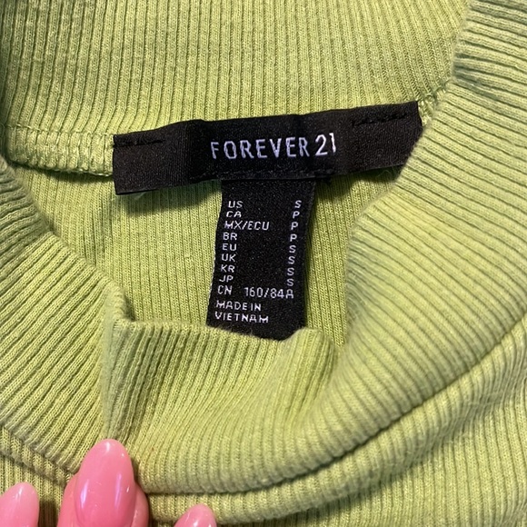 Green mock neck cropped tank - Picture 2 of 2